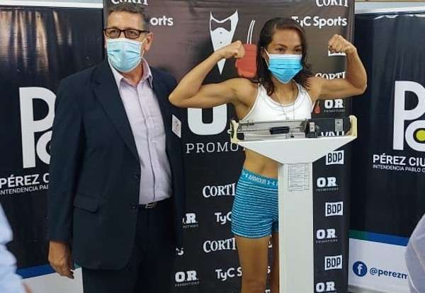 La boxeadora panameña Yaditza &#039;La Tigrilla&#039; Pérez en la ceremonia de pesaje oficial.