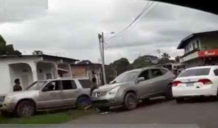 En el video se aprecia como mientras algunos de los involucrados están sobre la hierba golpeándose, aparece otro vehículo que casi los atropella.