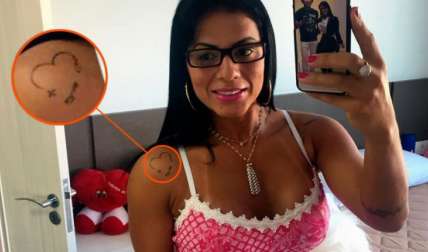 Rosangela Maria Loureiro muestra su tatuaje. Foto Instagram @rosangela_loureiro_