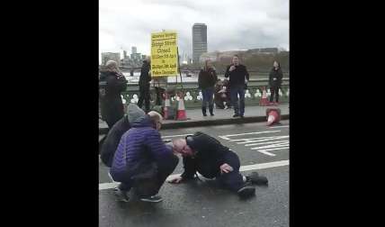Captura de vídeo que muestra a varias personas mientras atienden a un herido tras un tiroteo en el Wetminster Bridge junto al Parlamento en Londres, Reino Unido, hoy, 22 de marzo de 2017.  EFE