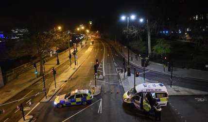 En el atentado, un atacante atropelló con el vehículo que conducía a varias personas en el puente de Westminster antes de estrellar el coche contra las verjas del Parlamento, donde había varios policías. EFE