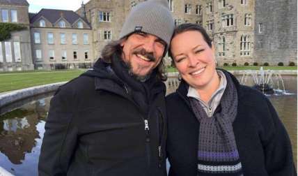 Fotografía de divulgación sin fecha del estadounidense Kurt Cochran (i) junto a su esposa Melissa durante sus vacaciones en Reino Unido. EFE