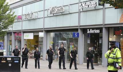 Policías británicos caminan junto al centro comercial Arndale cerca del MEN Arena en Manchester (Reino Unido) este 23 de mayo. EFE