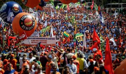 Manifestantes participan en una protesta hoy, miércoles 24 de mayo de 2017, en la Explanada de los Ministerios en Brasilia (Brasil). EFE