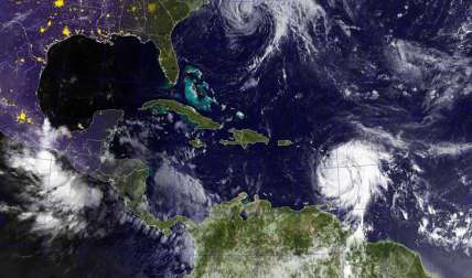 Fotografía cedida por la Marina de los EE.UU. muestra una imagen de satélite GOES de los huracanes José (arriba) en el Océano Atlántico y María en el mar Caribe. EFE