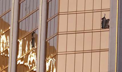 Vista de una ventana destrozada en la fachada del hotel Mandalay Bay, cerca del lugar donde se produjo un tiroteo indiscriminado la pasada noche en Las Vegas/EFE