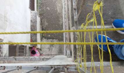 Una soga amarilla marca el lugar donde la niña fallecida se precipitó en el edificio Torre 2A.  Fotos: Landro Ortíz Crítica