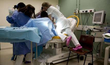 Doctores y enfermeras durante un trabajo de parto en el Hospital de Leiria, en Portugal. EFE Archivo