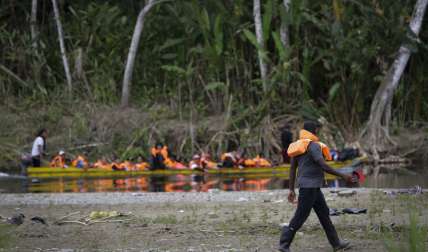 Los indígenas los reciben con sus canoas, incluso con alimentos y agua, pero cobran. EFe