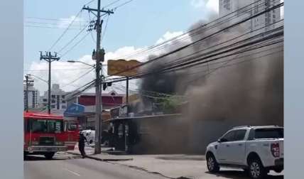 Bomberos atienden incendio en calle 5 de Río Abajo.