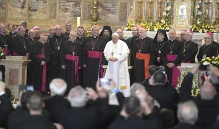 El papa Francisco durante un encuentro con el clero húngaro en Budapest. EFE