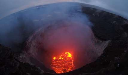 Imagen proporcionada por el Servicio Geológico de Estados Unidos (USGS, por sus siglas en inglés), que muestra el norte del cráter del volcán hawaiano Kilauea, en Pahoa, Hawái (Estados Unidos). EFE