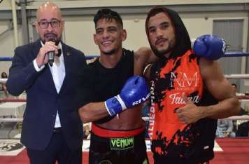 El santeño Elías ‘El Gallo’ Vega (c) obtuvo un triunfo por decisión unánime sobre el capitalino Hibraim Valdespino. Foto: Laguna Premium Boxing