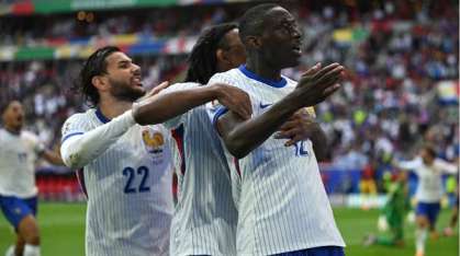 Jugadores de Francia celebran la anotación que les dio el pase a los cuartos de final de la Eurocopa 2024.