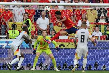 Mikel Merino al momento de dar el cabezazo con el que anotó el gol del triunfo para España. Foto: EFE