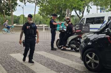 Policías paran el tráfico y a peatones en las inmediaciones del río Sena en París. Foto: EFE