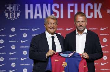 El presidente del FC Barcelona, Joan Laporta (i), junto a Hansi Flick, nuevo entrenador alemán. Foto: EFE