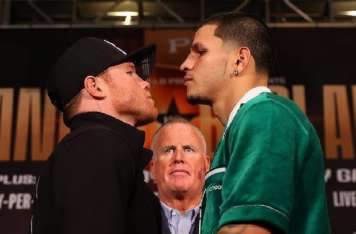 Saúl ‘Canelo’ Álvarez (izq.) y Edgar Berlanga (der.) durante la conferencia de prensa realizada ayer. Foto: EFE