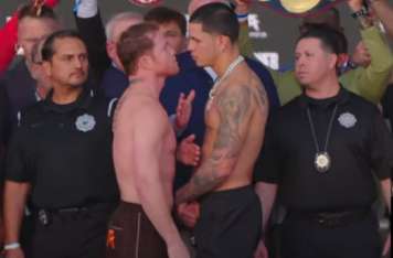 Saúl ‘Canelo’ Álvarez (izq.) y Edgar Berlanga durante la ceremonia de pesaje oficial realizada ayer. Fotos: PBC Champions