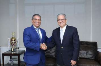 Exministro de Salud, Luis Francisco Sucre junto al actual jefe de la cartera, Fernando Boyd Galindo.