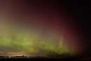 La aurora boreal se ilumina en el cielo nocturno sobre Plum Island y la desembocadura del río Merrimack, en Newburyport, Massachusetts, EE.UU. EFE