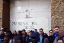 Minuto de silencio en recuerdo de los dos agentes penitenciarios asesinados este martes a las puertas de la cárcel de La Sante junto a una pancarta que dice prisiones de luto, en París, Francia, el 15 de mayo de 2024. EFE